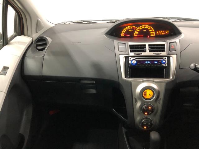ヴィッツ Ｕ　車検整備付／走行距離２１８０１キロ／ＣＤオーディオ　１年保証距離無制限　走行距離２１８０１キロ　車検整備付　ＣＤオーディオ　カーペットマット　オートエアコン　電動格納式ドアミラー　取扱説明書　メンテナンスノート（6枚目）