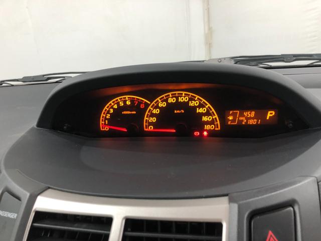 ヴィッツ Ｕ　車検整備付／走行距離２１８０１キロ／ＣＤオーディオ　１年保証距離無制限　走行距離２１８０１キロ　車検整備付　ＣＤオーディオ　カーペットマット　オートエアコン　電動格納式ドアミラー　取扱説明書　メンテナンスノート（8枚目）