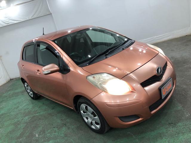 ヴィッツ Ｕ　車検整備付／走行距離２１８０１キロ／ＣＤオーディオ　１年保証距離無制限　走行距離２１８０１キロ　車検整備付　ＣＤオーディオ　カーペットマット　オートエアコン　電動格納式ドアミラー　取扱説明書　メンテナンスノート（9枚目）