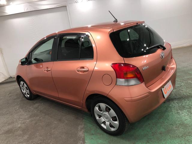 ヴィッツ Ｕ　車検整備付／走行距離２１８０１キロ／ＣＤオーディオ　１年保証距離無制限　走行距離２１８０１キロ　車検整備付　ＣＤオーディオ　カーペットマット　オートエアコン　電動格納式ドアミラー　取扱説明書　メンテナンスノート（16枚目）