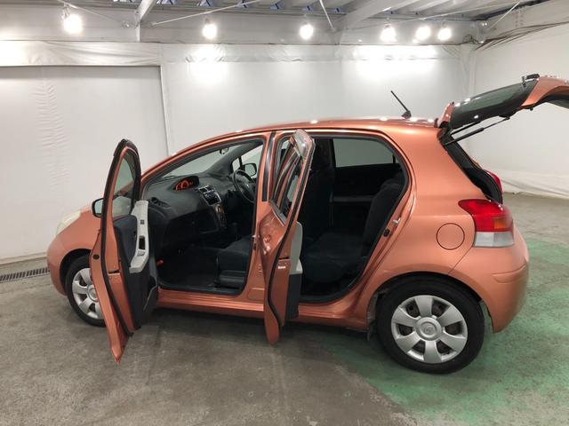 ヴィッツ Ｕ　車検整備付／走行距離２１８０１キロ／ＣＤオーディオ　１年保証距離無制限　走行距離２１８０１キロ　車検整備付　ＣＤオーディオ　カーペットマット　オートエアコン　電動格納式ドアミラー　取扱説明書　メンテナンスノート（25枚目）
