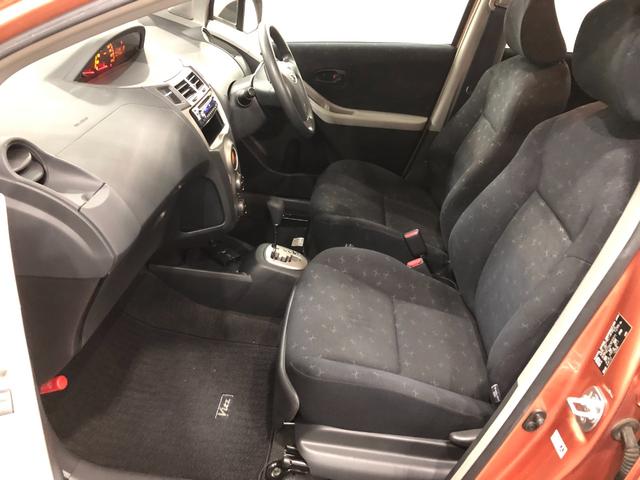ヴィッツ Ｕ　車検整備付／走行距離２１８０１キロ／ＣＤオーディオ　１年保証距離無制限　走行距離２１８０１キロ　車検整備付　ＣＤオーディオ　カーペットマット　オートエアコン　電動格納式ドアミラー　取扱説明書　メンテナンスノート（33枚目）
