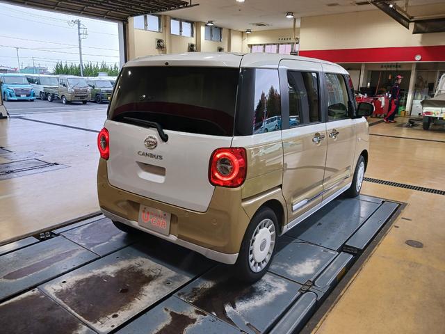 ムーヴキャンバス ストライプスＧ　走行１．４ｋｍ　当店代車上がりの１台です♪　１年保証距離無制限　走行距離１３９０６キロ　　バックカメラ　　純正マット　ＬＥＤヘッドランプ　アイドリングストップ　両側電動スライドドア　プッシュボタンスタート（4枚目）