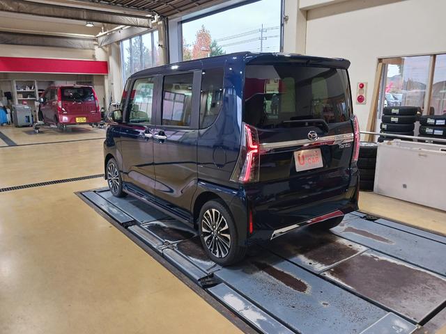タント カスタムＲＳ走行距離６０３ｋｍ　当店試乗車上がりの１台です♪　１年保証距離無制限　走行距離６０３ｋｍ　純正フルセグナビ　ＥＴＣ　バックカメラ　ブルートゥース　純正マット　オートライト　シートヒーター　　オート格納式ドアミラー　キーフリー（7枚目）