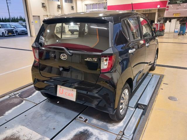 ミライース Ｌ　ＳＡＩＩＩ　走行４７１０キロ／オートライト／純正マット　１年保証距離無制限　走行距離４７１０キロ　助手席エアバッグ　オートライト　アイドリングストップ　スマートアシスト３　キーレスエントリー（4枚目）