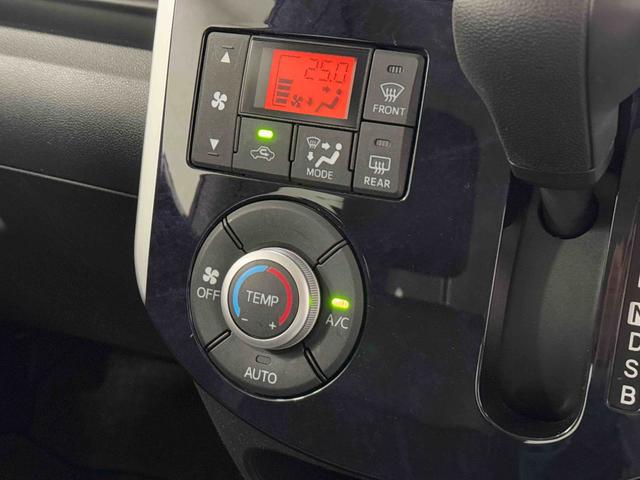 プッシュ式のオートエアコンが標準装備♪。ディスプレイが大きくて見やすくなっております。エアコンパネルの上の目立つ位置にハザードスイッチがあり、初めて乗っても見つけやすく押しやすい位置になってます。