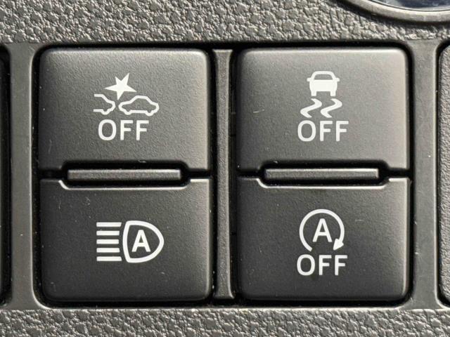 運転席横にあるスイッチです。スマートアシストやアイドリングストップ、横滑り防止機能をOFFにするもの、オートハイビーム機能をONにするものです。