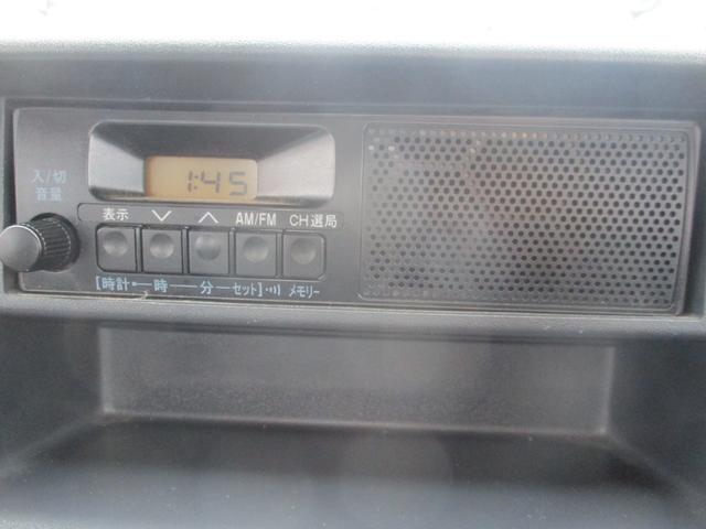 キャリイトラック KCエアコンパワステ農繁 6型 横滑り防止機能 オートライト 5MT車両 パートタイム4WD車両 AM・FMラジオ 点検整備記録簿 取扱説明書 マニュアルエアコン デフロック 荷台ステップ 荷台作業灯(12枚目)