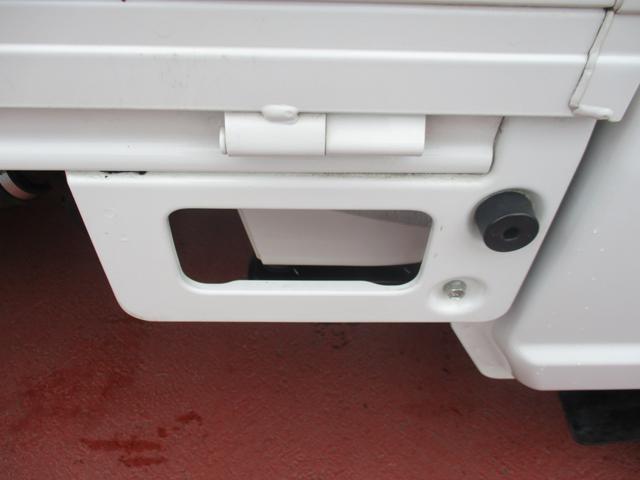 キャリイトラック KCエアコンパワステ農繁 6型 横滑り防止機能 オートライト 5MT車両 パートタイム4WD車両 AM・FMラジオ 点検整備記録簿 取扱説明書 マニュアルエアコン デフロック 荷台ステップ 荷台作業灯(27枚目)