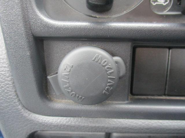 キャリイトラック KCエアコンパワステ農繁 6型 横滑り防止機能 オートライト 5MT車両 パートタイム4WD車両 AM・FMラジオ 点検整備記録簿 取扱説明書 マニュアルエアコン デフロック 荷台ステップ 荷台作業灯(30枚目)