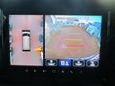 【全方位カメラ】車体の４ヵ所にカメラを搭載し、車庫入れ時に真上から俯瞰した映像で周囲を確認出来ます♪メーカーオプション品のナビだけで可能な便利機能です♪