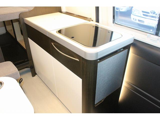 埼玉トヨタ トイファクトリー グリーンバディ 1500Wインバーター ツインサブバッテリー ルーフベンチレーター ソーラーパネル 13L給排水タンク コンロ エンゲルDC40L冷蔵庫 FFヒーター(16枚目)