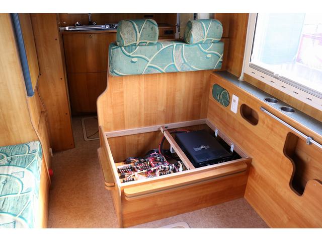 カムロード 　バンテック　ジル　ベバストＦＦヒーター　ウインドウエアコン　ソーラーパネル　温水ボイラー　１５００Ｗインバーター　カセット式トイレ　電子レンジ　冷蔵庫　シンク　コンロ　ＦＩＡＭＭＡサイドオーニング（23枚目）