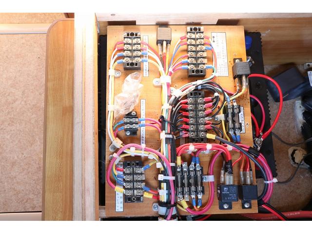 カムロード 　バンテック　ジル　ベバストＦＦヒーター　ウインドウエアコン　ソーラーパネル　温水ボイラー　１５００Ｗインバーター　カセット式トイレ　電子レンジ　冷蔵庫　シンク　コンロ　ＦＩＡＭＭＡサイドオーニング（25枚目）