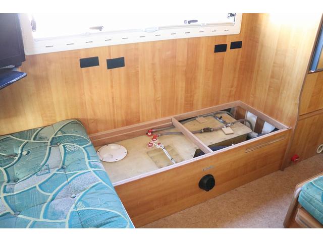 カムロード 　バンテック　ジル　ベバストＦＦヒーター　ウインドウエアコン　ソーラーパネル　温水ボイラー　１５００Ｗインバーター　カセット式トイレ　電子レンジ　冷蔵庫　シンク　コンロ　ＦＩＡＭＭＡサイドオーニング（27枚目）