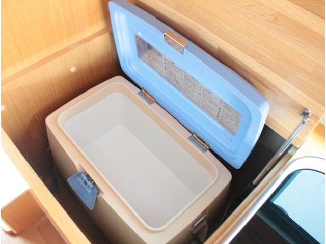 カトーモーター J2デッキ FFヒーター ツインサブバッテリー エンゲル冷蔵庫 インバーター 走行充電 コンバーター外部充電 ルーフベンチレーター サイドオーニング シンク リアヒーターリアクーラー(11枚目)
