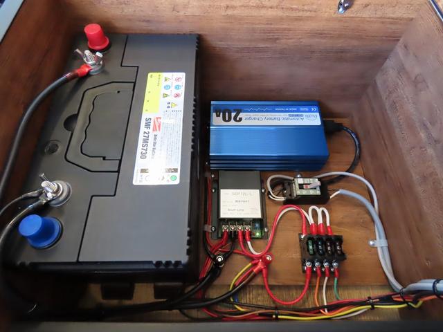 NV200バネットワゴン FOCS ルソ キャンピングカー 外部電源取り込み 走行充電 外部充電 サブバッテリー LED照明 フリップダウンモニター メインサブ切替スイッチ メモリーナビ ETC バックカメラ(16枚目)