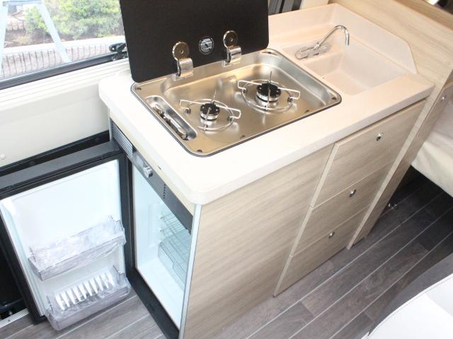 デュカト ローラーチーム　リビングストーンＫＪ　燃料タンク９０Ｌ　右ハンドル　セーフティーパック　パーキングセンサー　バンフロントスカイルーフ　トルマコンビ燃料式（7枚目）