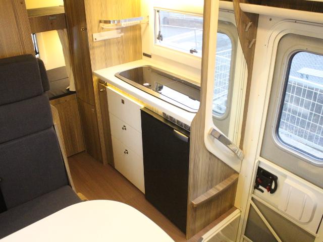 カムロード バンテック　ジル５２０　（トリプルサブバッテリー）（ベバスト製ＦＦヒーター）（温水ボイラー）（家庭用エアコン）（１５００Ｗインバーター）（ルーフベント）（サイドオーニング）（電子レンジ）（走行充電）（コンバーター）（6枚目）