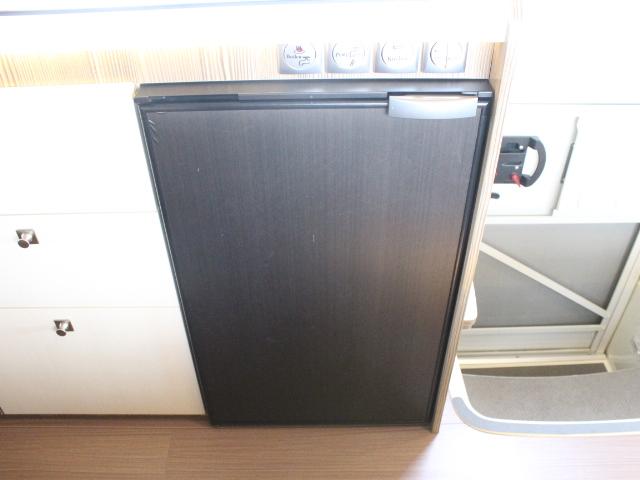 カムロード バンテック　ジル５２０　（トリプルサブバッテリー）（ベバスト製ＦＦヒーター）（温水ボイラー）（家庭用エアコン）（１５００Ｗインバーター）（ルーフベント）（サイドオーニング）（電子レンジ）（走行充電）（コンバーター）（10枚目）
