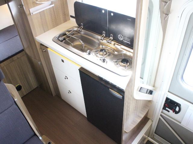 カムロード バンテック　ジル５２０　（トリプルサブバッテリー）（ベバスト製ＦＦヒーター）（温水ボイラー）（家庭用エアコン）（１５００Ｗインバーター）（ルーフベント）（サイドオーニング）（電子レンジ）（走行充電）（コンバーター）（14枚目）