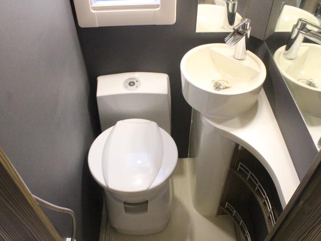カムロード バンテック　ジル５２０　（トリプルサブバッテリー）（ベバスト製ＦＦヒーター）（温水ボイラー）（家庭用エアコン）（１５００Ｗインバーター）（ルーフベント）（サイドオーニング）（電子レンジ）（走行充電）（コンバーター）（20枚目）