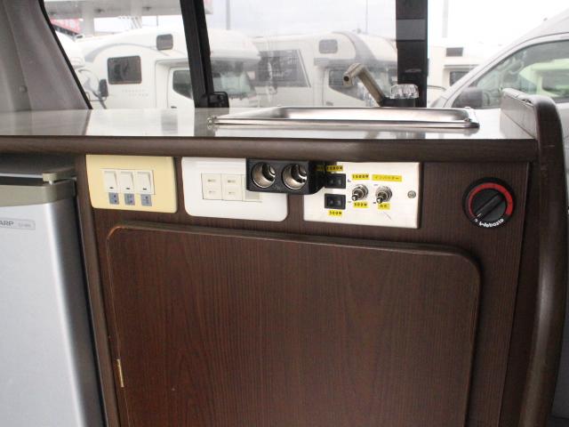 ハイエースバン テッツＲＶ　オリジナル　（ツインサブバッテリー）（ＡＣ冷蔵庫）（マックスファン）（ベバスト製ＦＦヒーター）（サイドオーニング）（ソーラーパネル）（１５００Ｗインバーター）（走行充電）（コンバーター）（7枚目）