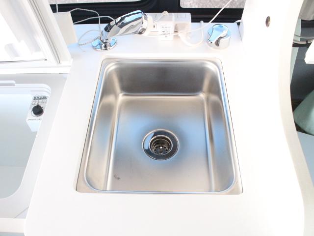 ハイエースバン キャンパー鹿児島 バース (リチウムバッテリー)(1500Wインバーター)(ベバスト製FFヒーター)(家庭用エアコン)(DC冷蔵庫)(電子レンジ)(コンバーター)(走行充電)(シンク)(9枚目)