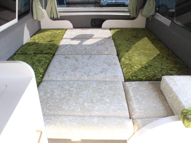 ハイエースバン キャンパー鹿児島 バース (リチウムバッテリー)(1500Wインバーター)(ベバスト製FFヒーター)(家庭用エアコン)(DC冷蔵庫)(電子レンジ)(コンバーター)(走行充電)(シンク)(28枚目)