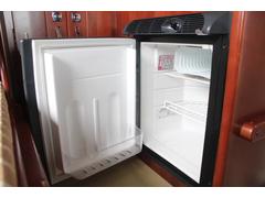 ４０Ｌ冷蔵庫です！いつでも冷たい飲み物をお飲みいただけますよ♪１２Ｖサブバッテリーより電力供給しています。 6
