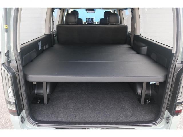 ハイエースバン ロングスーパーＧＬ　ＭＢエディション　ベッドキット　Ｔ－ｆｏｒｃｅフロントスポイラー　ＣＲＳ　リアウィング　ＡＬＰＩＮＥ　　ＢＩＧＸ　Ｄ／Ａ　アーバンカーキ　エンブレムブラック塗装　ドアミラーカバー塗装　マットブラック（2枚目）