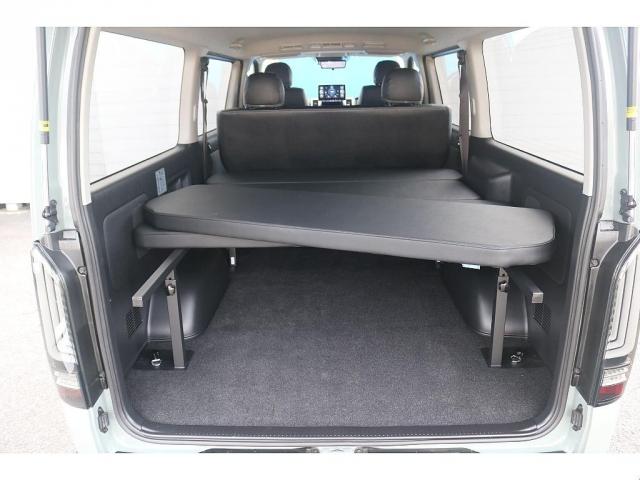 ハイエースバン ロングスーパーＧＬ　ＭＢエディション　ベッドキット　Ｔ－ｆｏｒｃｅフロントスポイラー　ＣＲＳ　リアウィング　ＡＬＰＩＮＥ　　ＢＩＧＸ　Ｄ／Ａ　アーバンカーキ　エンブレムブラック塗装　ドアミラーカバー塗装　マットブラック（3枚目）