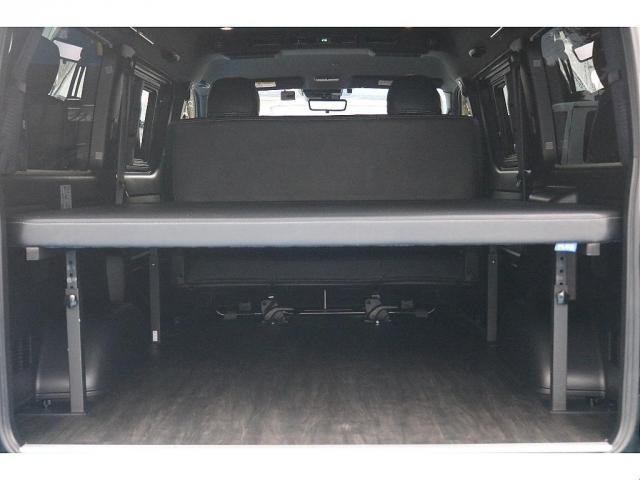 ハイエースバン スーパーＧＬ　ダークプライムＩＩ　ＭＢカスタム　ＢＩＧＸ　フローリング　ベッドキット　ルーフスピーカー　シートカバー　ダウンライト　サイドバー　アミエース　フローリング　ファルケン　Ｗ１１　１７インチ　ＥＴＣ　センターコンソール（12枚目）