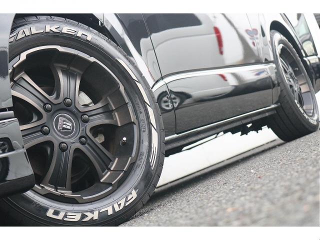 ハイエースバン スーパーＧＬ　ダークプライムＩＩ　ＭＢカスタム　ＢＩＧＸ　フローリング　ベッドキット　ルーフスピーカー　シートカバー　ダウンライト　サイドバー　アミエース　フローリング　ファルケン　Ｗ１１　１７インチ　ＥＴＣ　センターコンソール（13枚目）