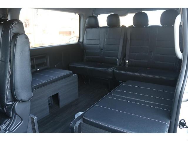 ハイエースワゴン GL ロング familiar センターテーブル フラット フローリング施工 ナビ ETC フリップダウンモニター シートカバー ULTIMATE LEDテール NT-1 16インチ デジタルインナーミラー PVM(3枚目)