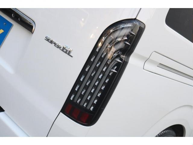 ハイエースバン スーパーＧＬ　ダークプライム　ベッドキット　ＣＦカーゴ　社外フロントスポイラー　煌ＬＥＤテール　７インチナビ　サイドバー　ＥＴＣ　バックカメラ　ベッドキット　ガッツミラー同色塗装　フェニーチェ　１６インチ　グッドイヤー（11枚目）