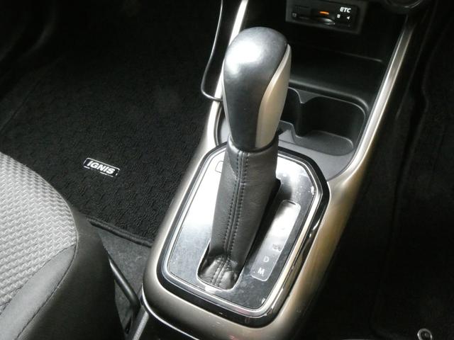 足元もスッキリなシフトＡＴ♪シフトチェンジの操作性に優れ、なおかつ室内空間を有効活用してくれます♪