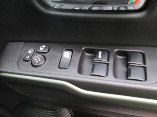 パワーウィンドウのスイッチです☆隣には電動格納ドアミラーのスイッチがあり、ミラーの角度調整スイッチもあります☆簡単操作で扱いやすい☆