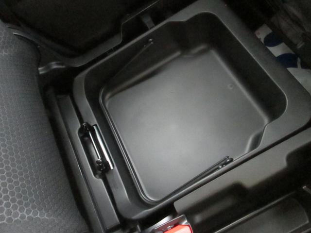 助手席のイスの下にも収納があります☆