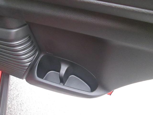 後席のドアポケットです☆収納とドリンクホルダーがあります☆
