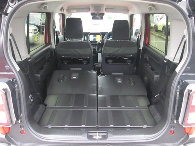 後席を両側とも倒すと大きな荷物も積めます☆