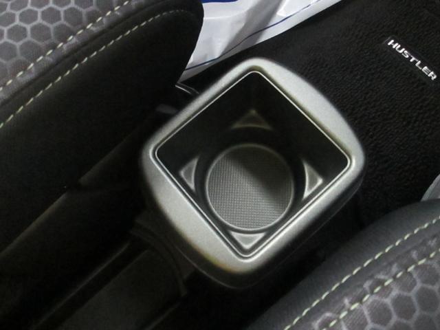 前席の中央にもドリンクホルダーがあります☆紙パックも入ります☆