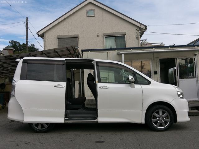 ヴォクシー ＺＳ　煌ＩＩ　保証付　フリップダウンモニター　両側パワースライドドア　８インチＨＤＤナビ　ブルートゥース　フルセグ地デジ　バックカメラ　パドルシフト　ビルトインＥＴＣ　ディーラー記録簿　インテリキー（7枚目）