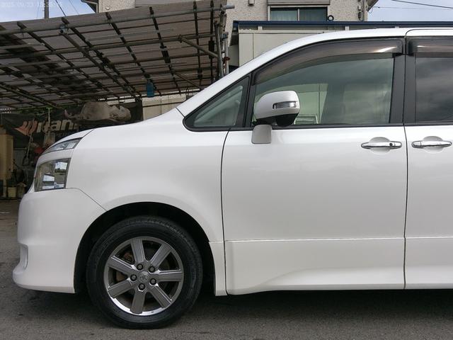 ヴォクシー ＺＳ　煌ＩＩ　保証付　フリップダウンモニター　両側パワースライドドア　８インチＨＤＤナビ　ブルートゥース　フルセグ地デジ　バックカメラ　パドルシフト　ビルトインＥＴＣ　ディーラー記録簿　インテリキー（26枚目）