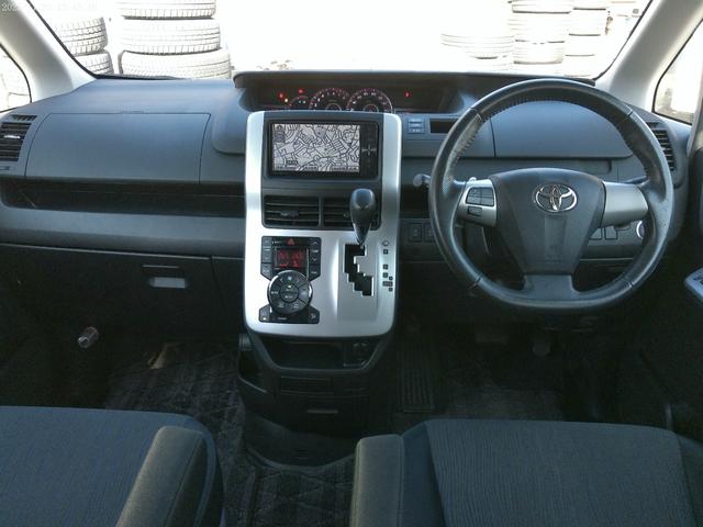 ヴォクシー ＺＳ　保証付　後期型　両側パワースライドドア　純正ＳＤナビ　バックカメラ　ブルートゥース　キャプテンシート７人　パドルシフト　ビルトインＥＴＣ　フルセグ地デジ　インテリキー（3枚目）