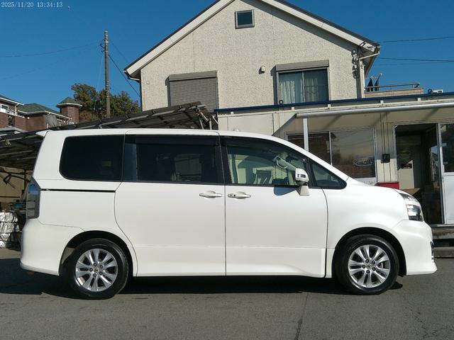 ヴォクシー ＺＳ　保証付　後期型　両側パワースライドドア　純正ＳＤナビ　バックカメラ　ブルートゥース　キャプテンシート７人　パドルシフト　ビルトインＥＴＣ　フルセグ地デジ　インテリキー（6枚目）