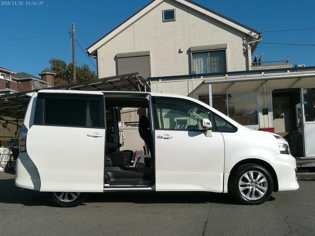 ヴォクシー ＺＳ　保証付　後期型　両側パワースライドドア　純正ＳＤナビ　バックカメラ　ブルートゥース　キャプテンシート７人　パドルシフト　ビルトインＥＴＣ　フルセグ地デジ　インテリキー（7枚目）