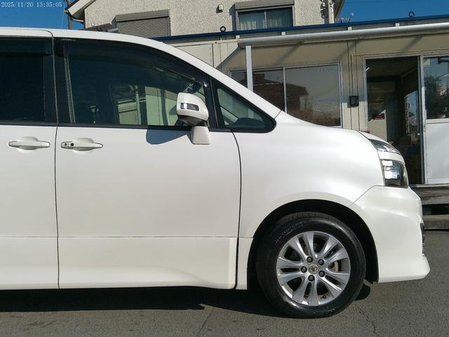 ヴォクシー ＺＳ　保証付　後期型　両側パワースライドドア　純正ＳＤナビ　バックカメラ　ブルートゥース　キャプテンシート７人　パドルシフト　ビルトインＥＴＣ　フルセグ地デジ　インテリキー（8枚目）