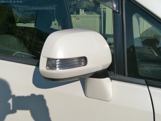 ヴォクシー ＺＳ　保証付　後期型　両側パワースライドドア　純正ＳＤナビ　バックカメラ　ブルートゥース　キャプテンシート７人　パドルシフト　ビルトインＥＴＣ　フルセグ地デジ　インテリキー（9枚目）