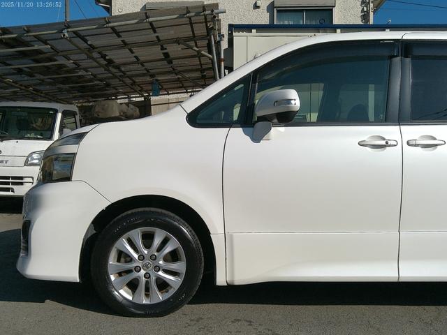 ヴォクシー ＺＳ　保証付　後期型　両側パワースライドドア　純正ＳＤナビ　バックカメラ　ブルートゥース　キャプテンシート７人　パドルシフト　ビルトインＥＴＣ　フルセグ地デジ　インテリキー（20枚目）